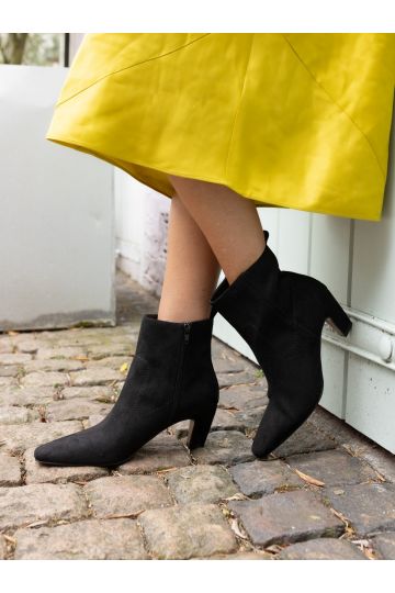 Gia Black Mid heel point ankle boot