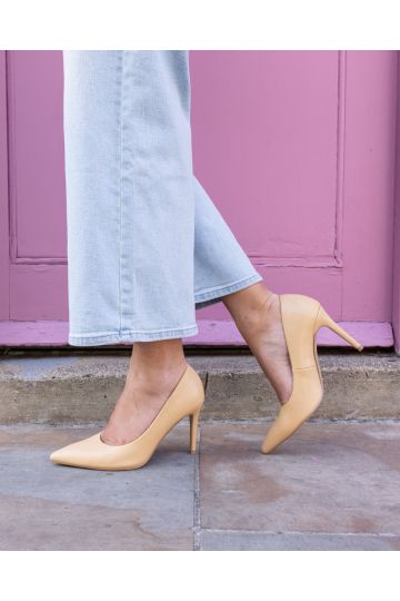 WIDE FIT IMMACULATE Natural Point Court Shoe