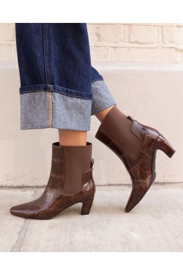WIDE FIT KENNEDY Brown Curved Mid Heel Chelsea Ankle Boot