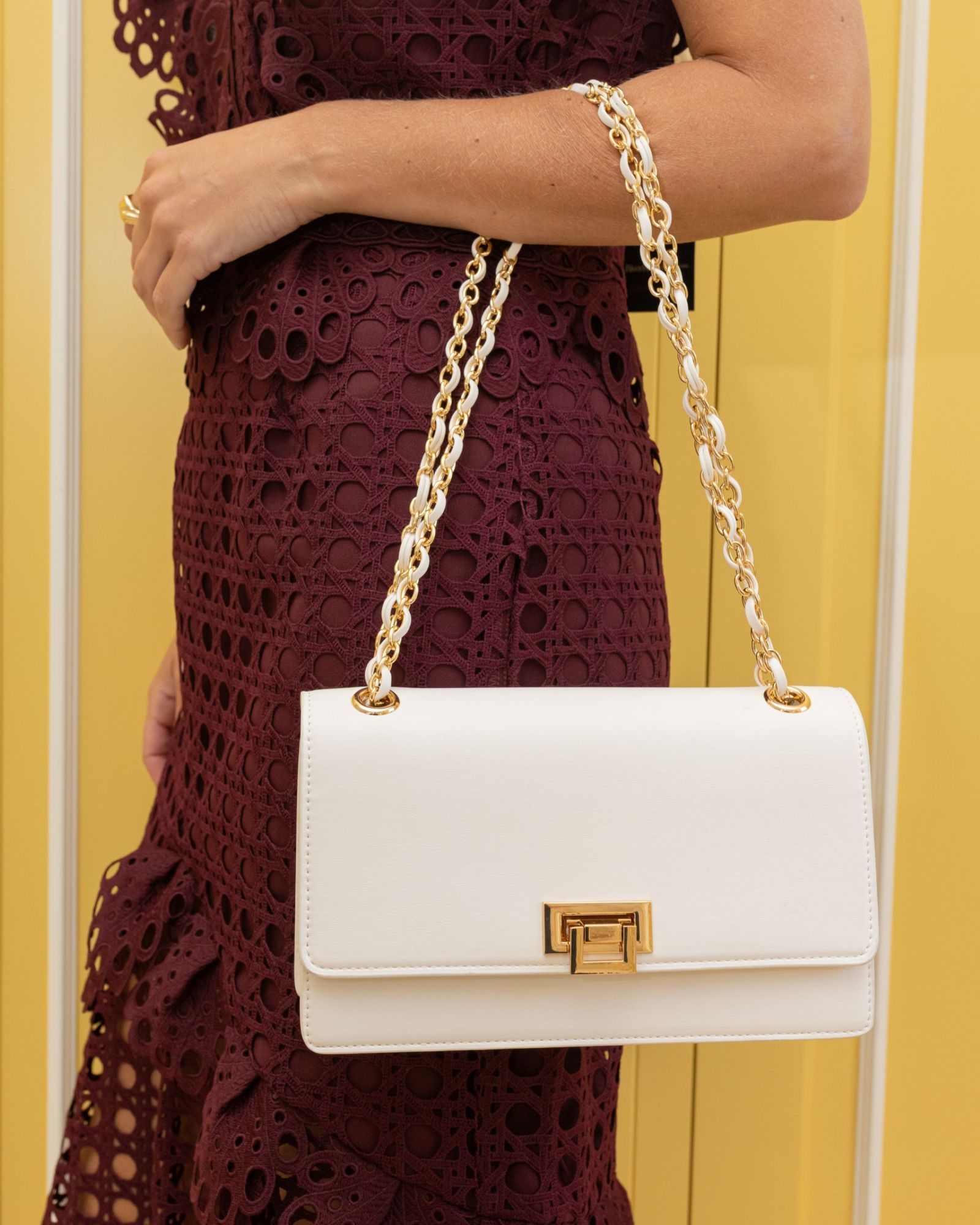 APPREHEND White Chain Flap Medium Shoulder Bag