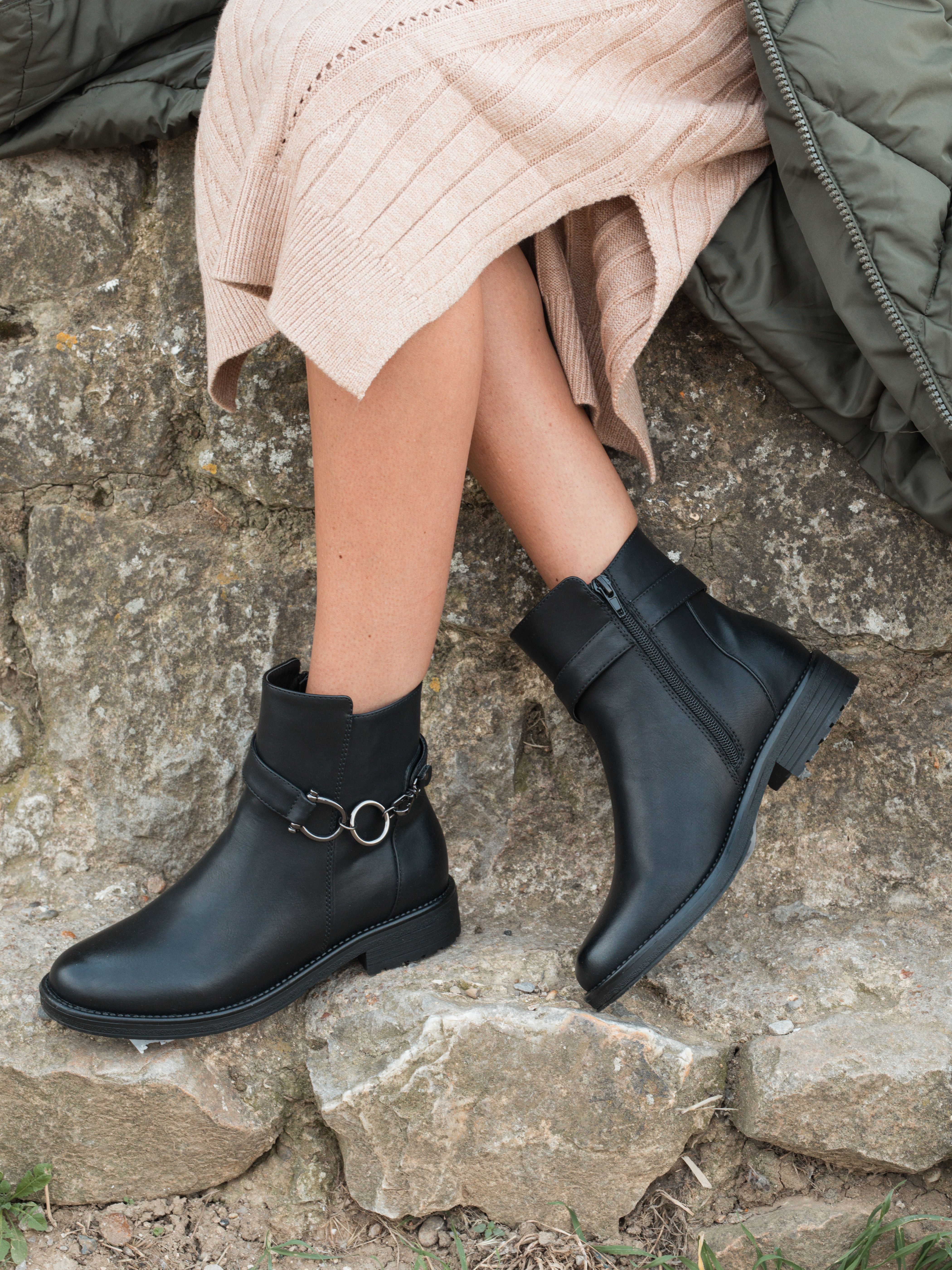 Loren Black Hardware Detail Flat Chelsea Ankle Boot