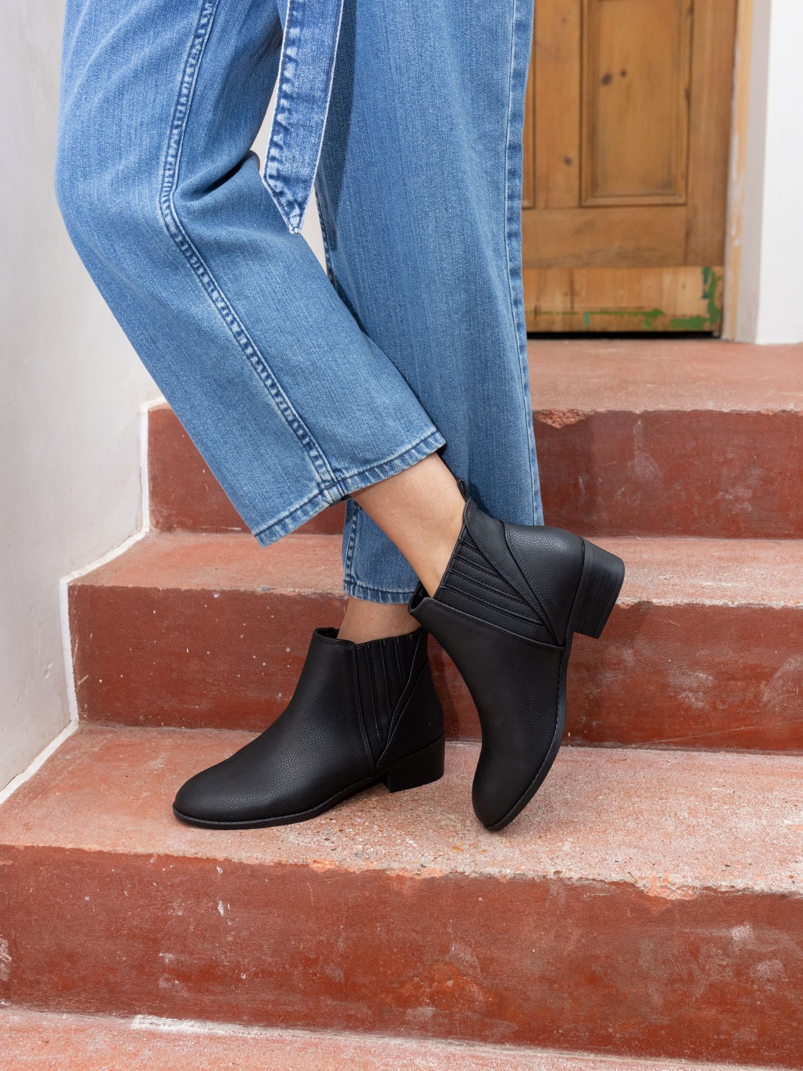 Wide Fit Dillion Black Low Ankle Chelsea Boot