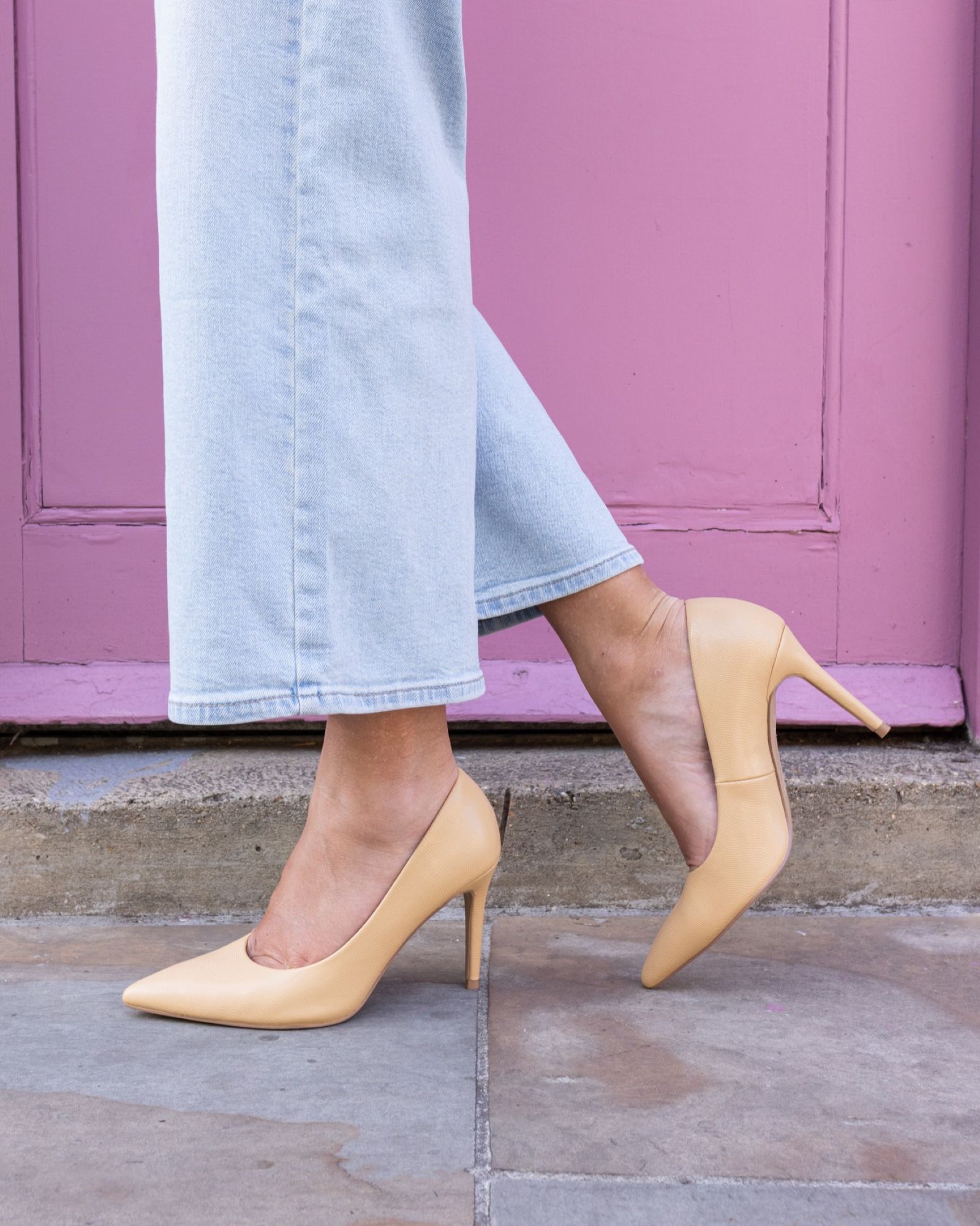 WIDE FIT IMMACULATE Natural Point Court Shoe